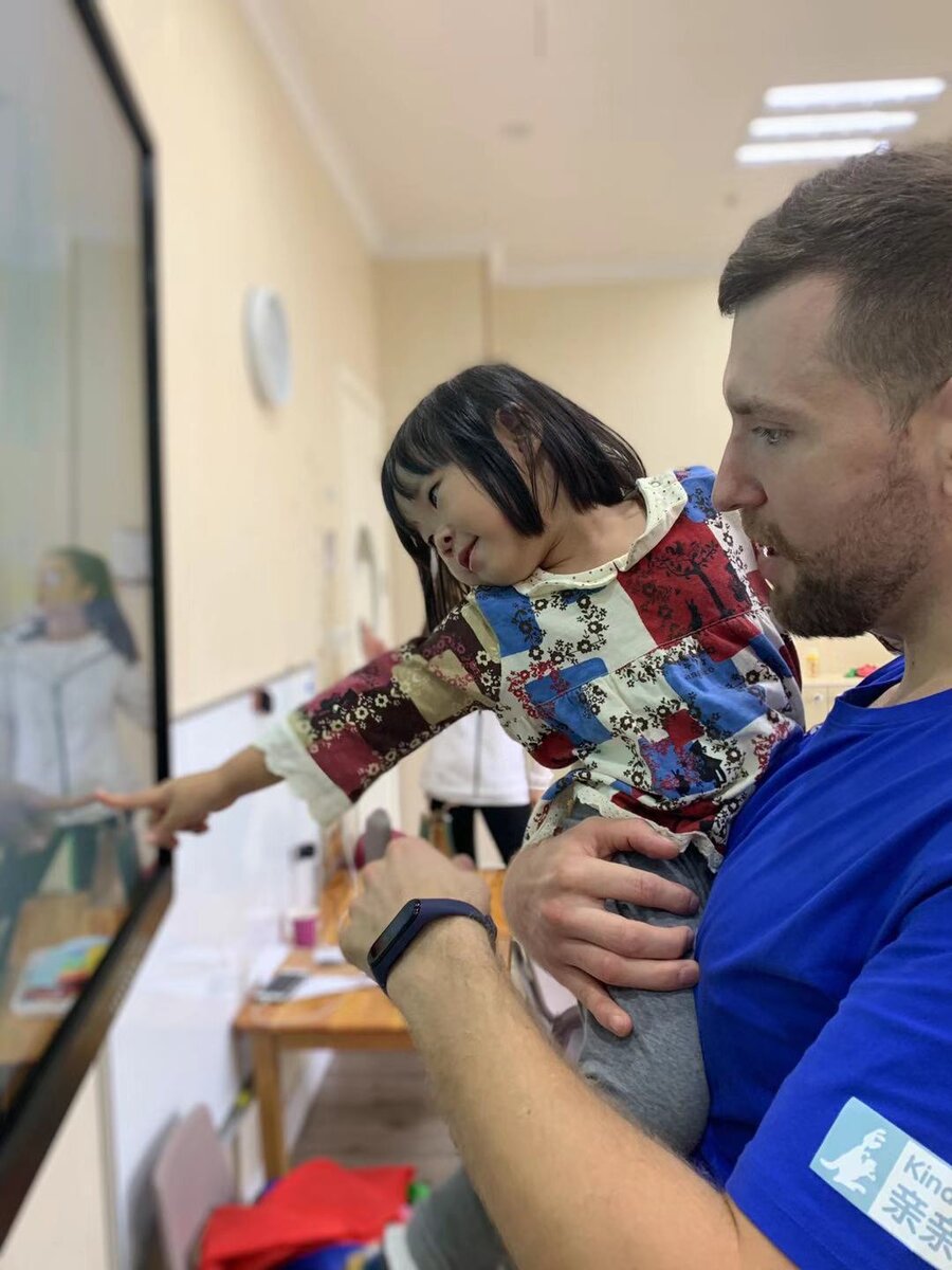 С маленькой ученицей. Показывает цвета на экране. Зовут Хаха - 2,5 года :)