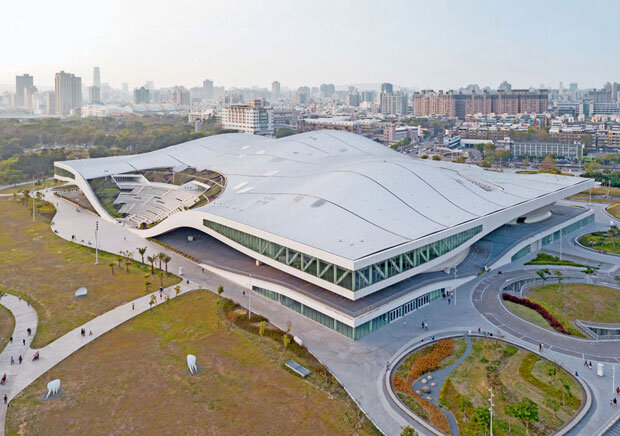 abitare.it/wp-content/uploads/2019/05/01-National-Center-for-the-Arts-Kaohsiung-p-630x442.jpg     Крупнейший в мире центр искусства расположен в Тайване. Опера Mecanoo.