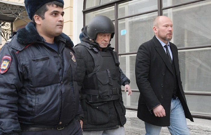 Олега Соколова ведут на следственный эксперимент. Фото из ТК 1703 