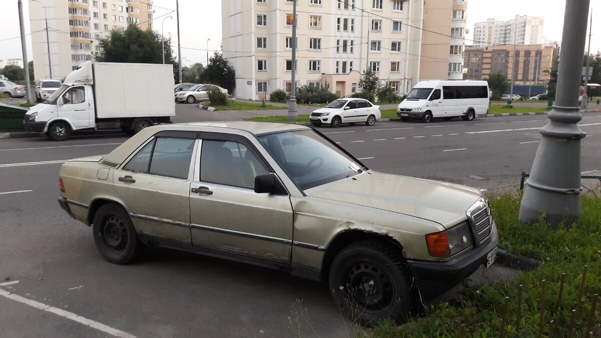 1.  Mercedes-Benz 190 (W201).  Производился с 1982 по 1993 год.  Как по мне, один из самых крутых мерсов в плане внешнего вида!