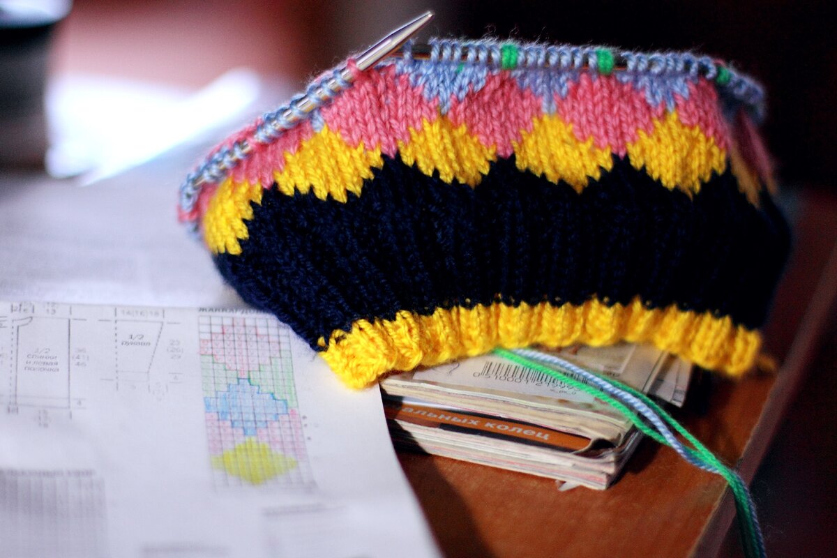 Это я вязала уже давно, но мне кажется, что она похожа была бы на бини, если бы не  узор!