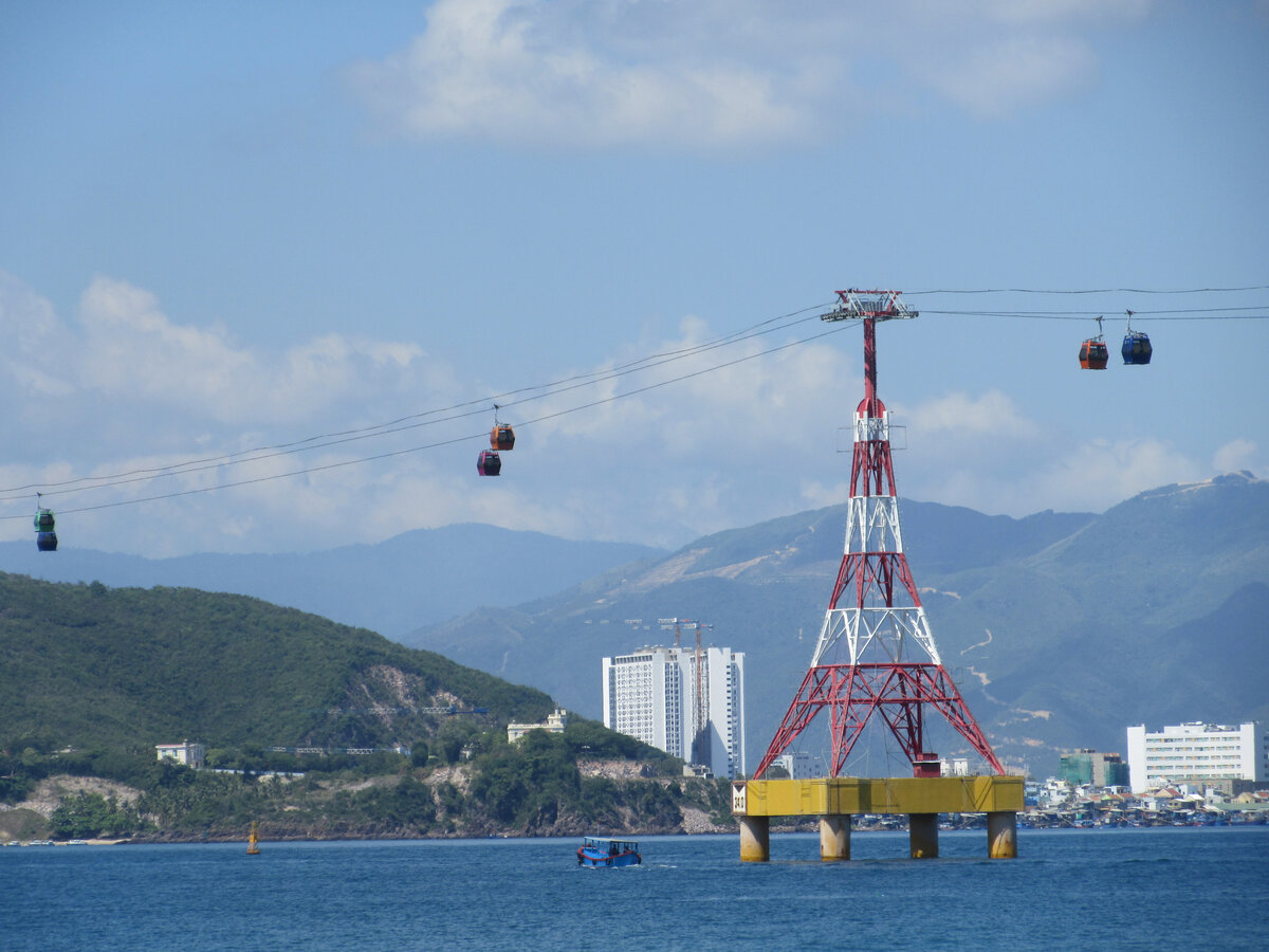 Канатная дорога закреплена на стойках в виде Эйфелевых башен