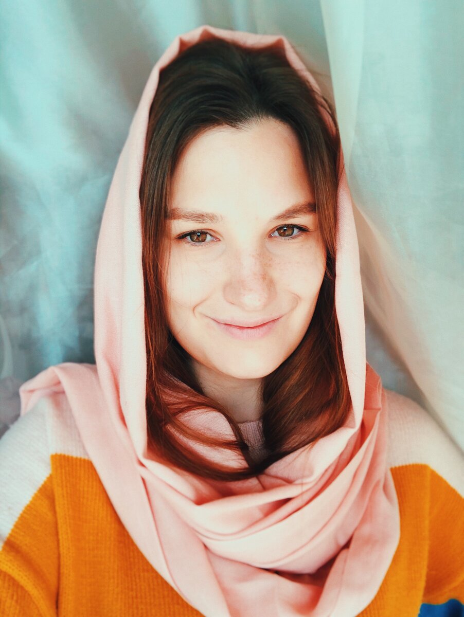 Это сейчас юбка-миди, шарф на голове - стильно. Раньше за такое сразу получали кличку «монашка».