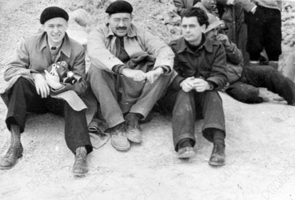 Слева направо: Кинооператор Р. Кармен, американский писатель Э. Хемингуэй и голландский кинорежиссёр Й. Ивенс. Испания, 1937. Фотограф В. Юнаковский. РГАКФД. Арх. № 0-221488 
