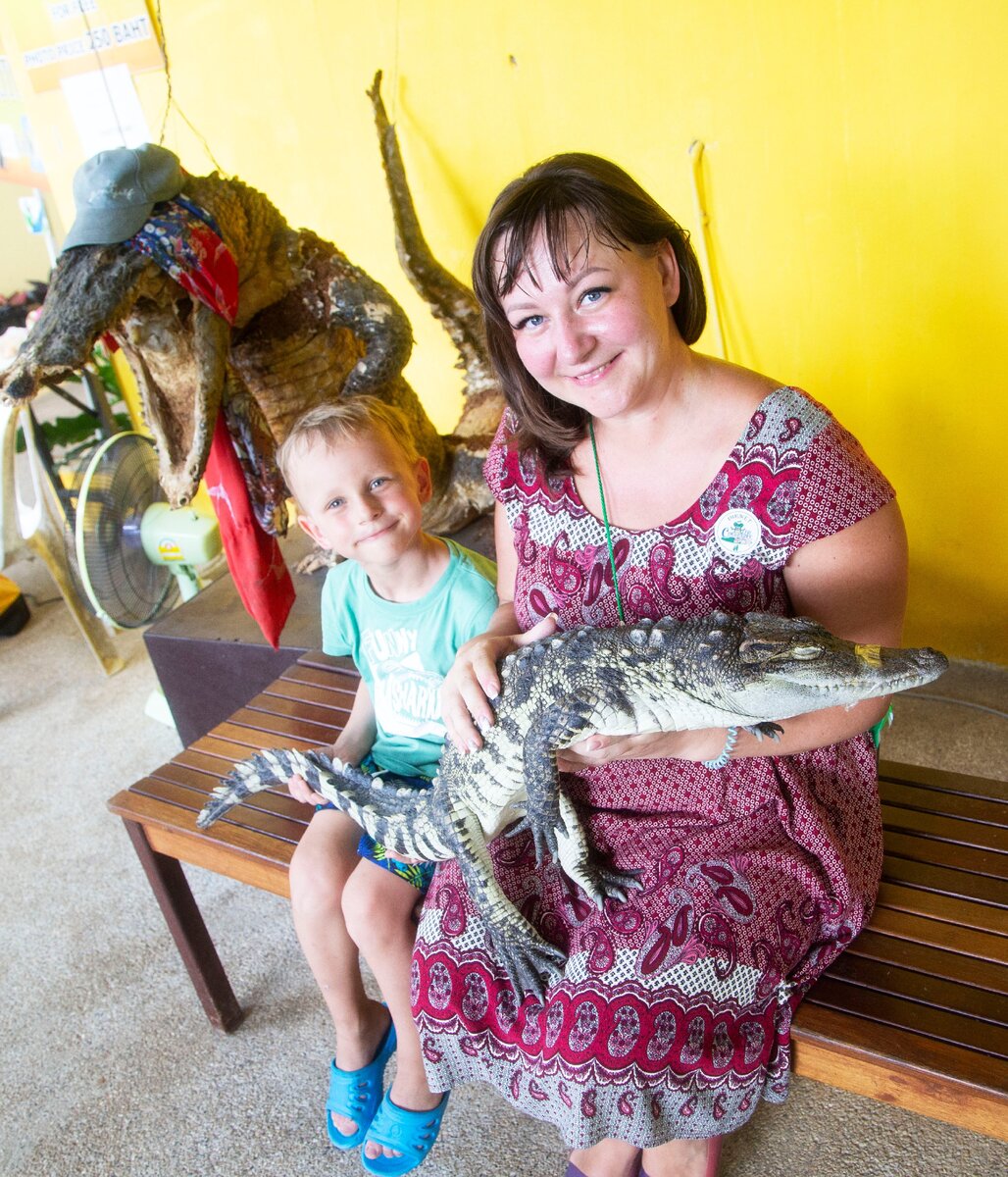 Фото с маленьким крокодильчиком.