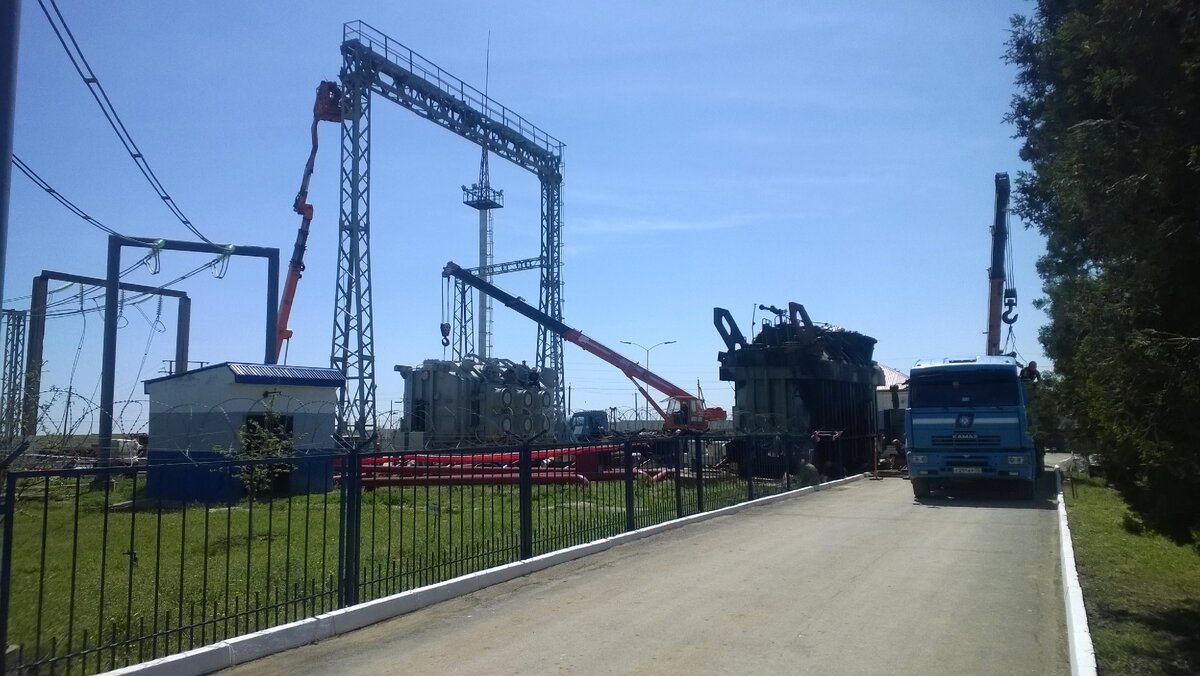 Новый АТ уже стоит на месте, сгоревший пока рядом