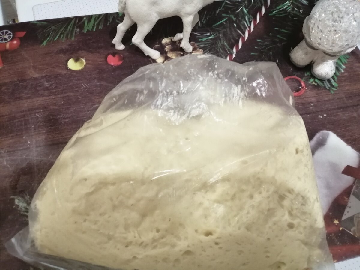 я убирала тесто на ночь в холодильник, а с утра оно было вот таким, даю чуть полежать и начинаю с ним работать