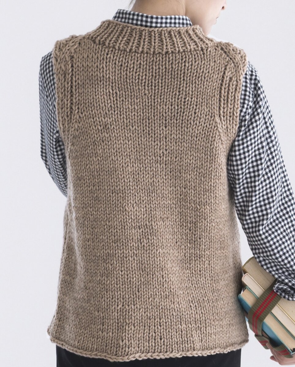 Вязание спицами пройму жилета. Обвязка проймы в безрукавке. Вязание проймы рукава спицами мужской свитер. Вязание проймы рукава спицами для начинающих. Вывязывание проймы рукава жилетки.