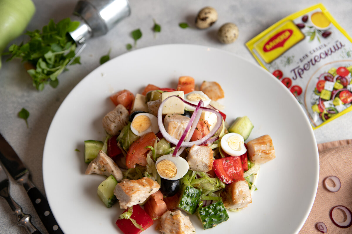 Для того, чтобы сварить перепелиные яйца вкрутую, варите их в подсоленной воде в течение 4-х минут от момента закипания. Затем слейте и положите в очень холодную воду.