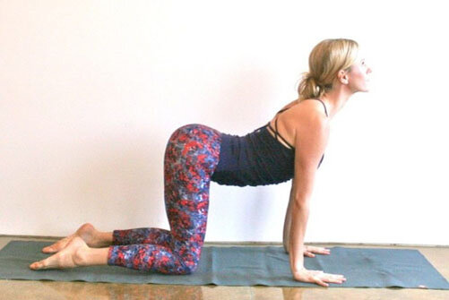 1.  Встаем на четвереньки, максимально прогибаем спину, сводим лопатки  вместе и выпячиваем ягодицы вверх. Задерживаемся на 5-10 секунд в таком  положении (не забывая о дыхании), затем прогибаемся вовнутрь так, чтобы  спина стала дугой, задерживаемся на 5-10 секунд и повторяем заново не  менее 5-10 раз.