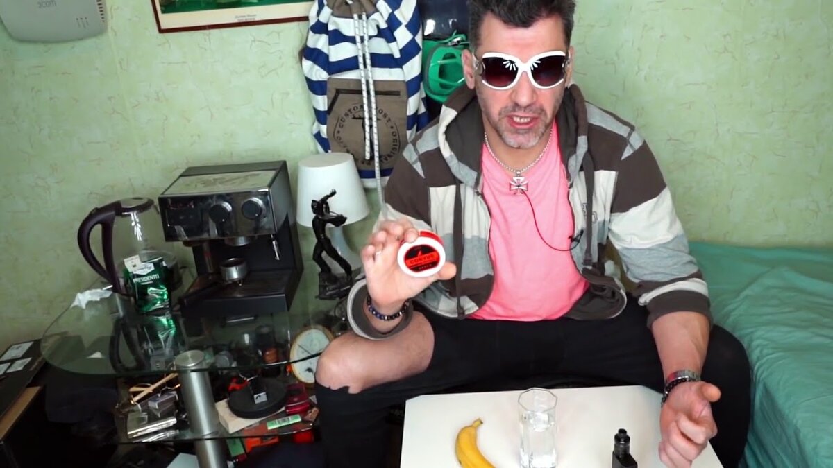 Популярный блогер Дворецков. На его канале насчитываются десятки видео о снюсе