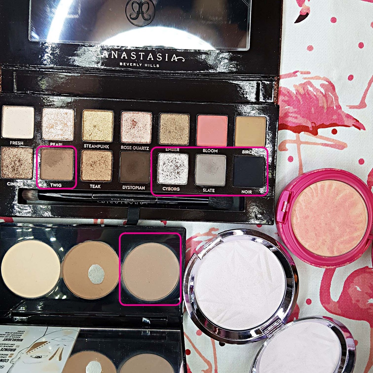 Оттенки помеченные розовым использовались для макияжа