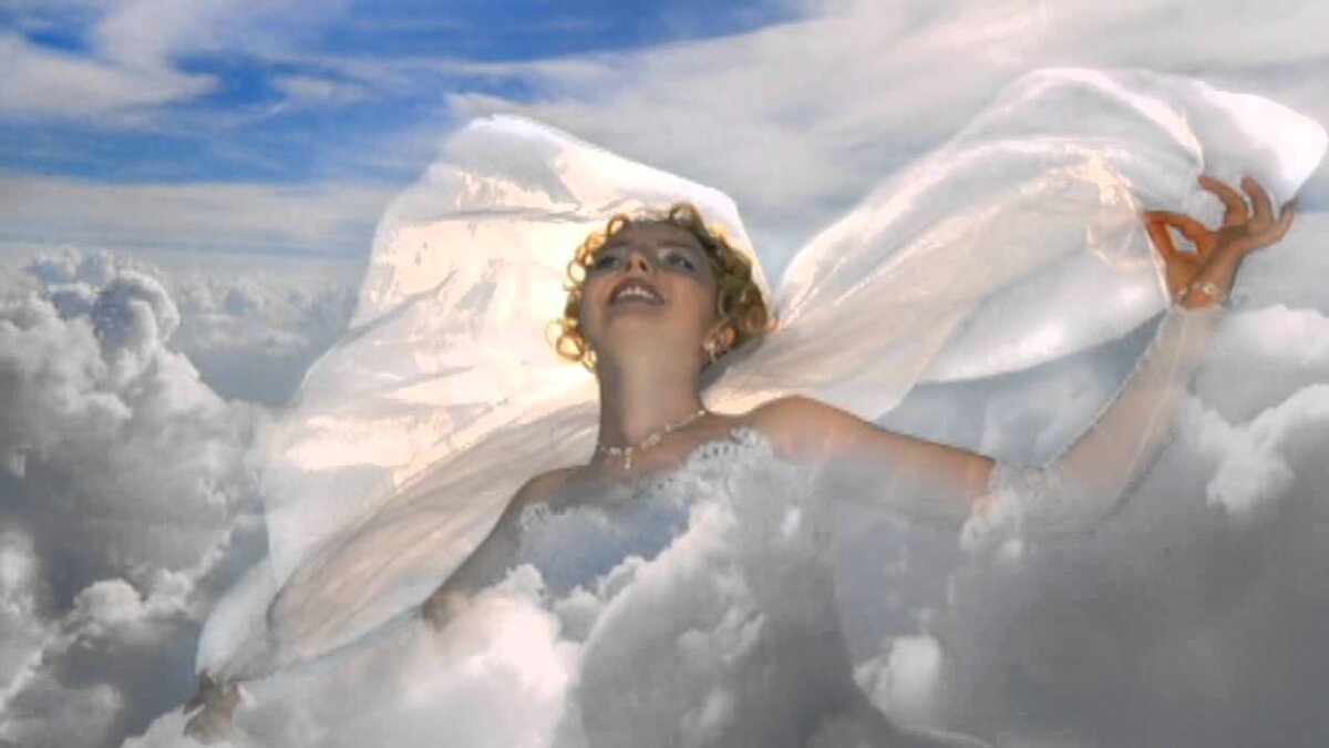 Возвращение души домой. Женщина в белом в облаках. Мечта неповторимая. Фото девушек к ассоциации неповторимая. Облако в руке картинка.