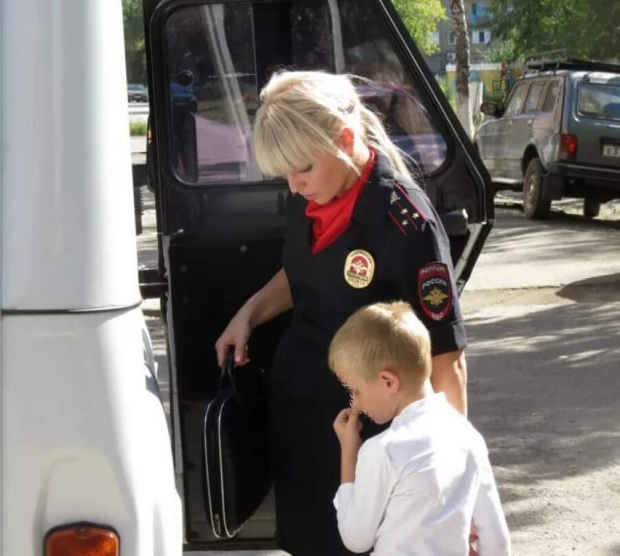 Забирай детский. Полицейский забирает ребенка. Органы опеки. Изъятие детей из семьи. Отбирание детей из семьи.