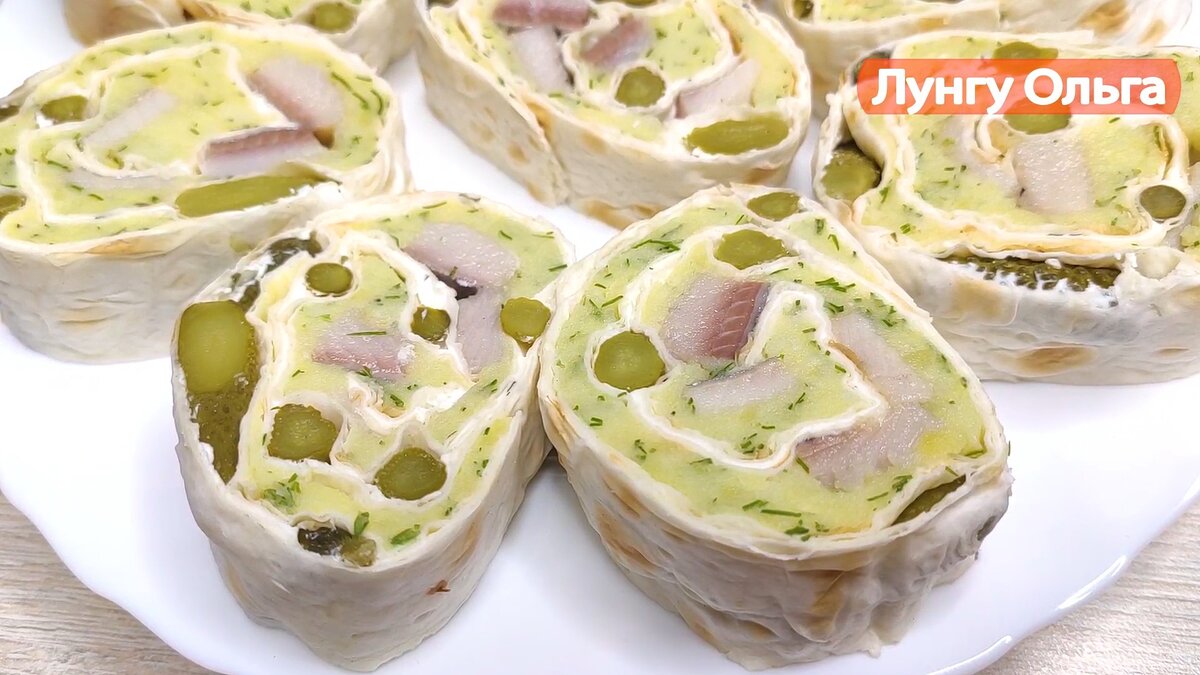 Рулет из лаваша с селедкой и плавленным сыром и морковью