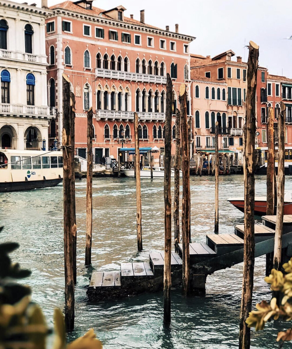 Венецию затопило в канун Рождества, а ее жители снова недовольны. Теперь отсутствием туристов