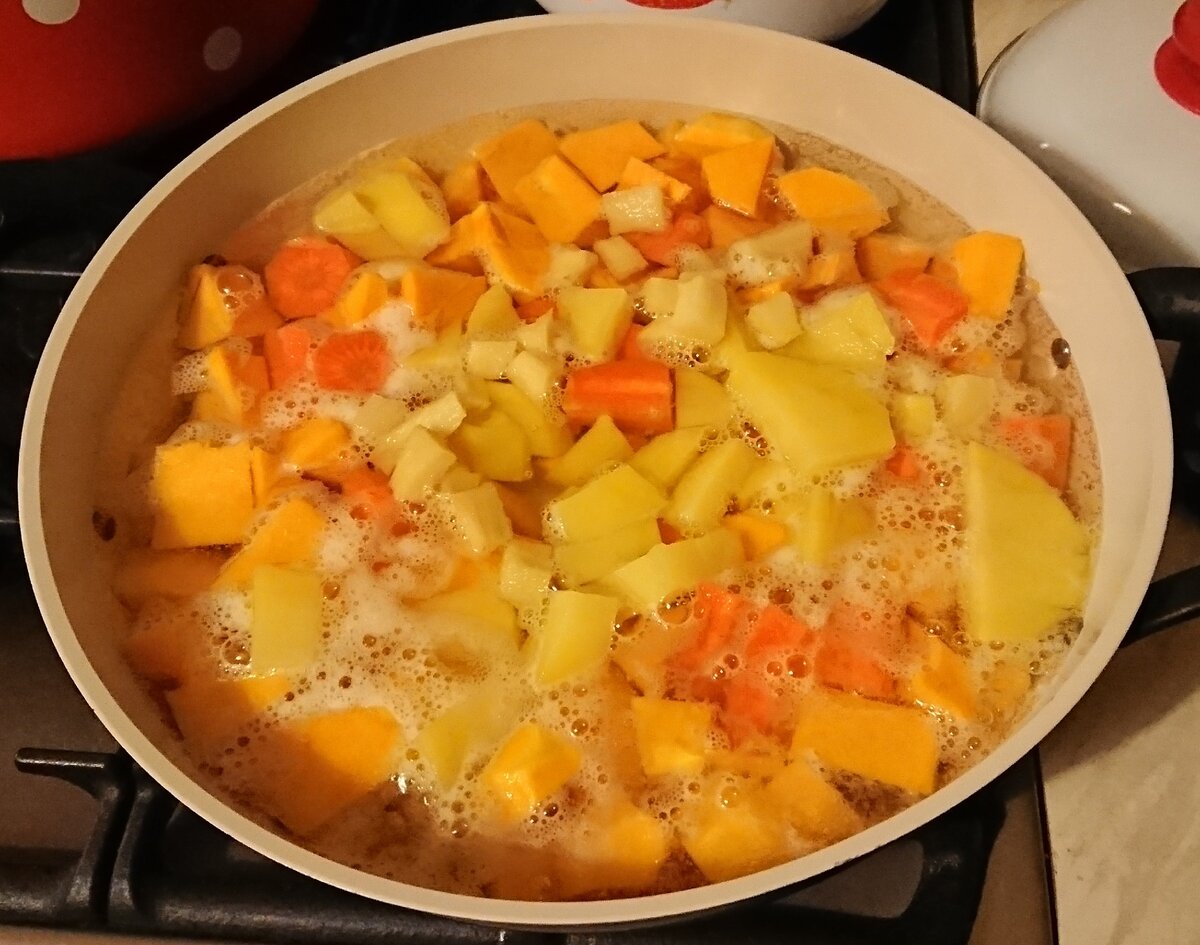 Тыква, имбирь, картошка, морковь. Всё количество на глаз, ибо в рецептуры я не особо верю, а вот в кулинарную интуицию - вполне.