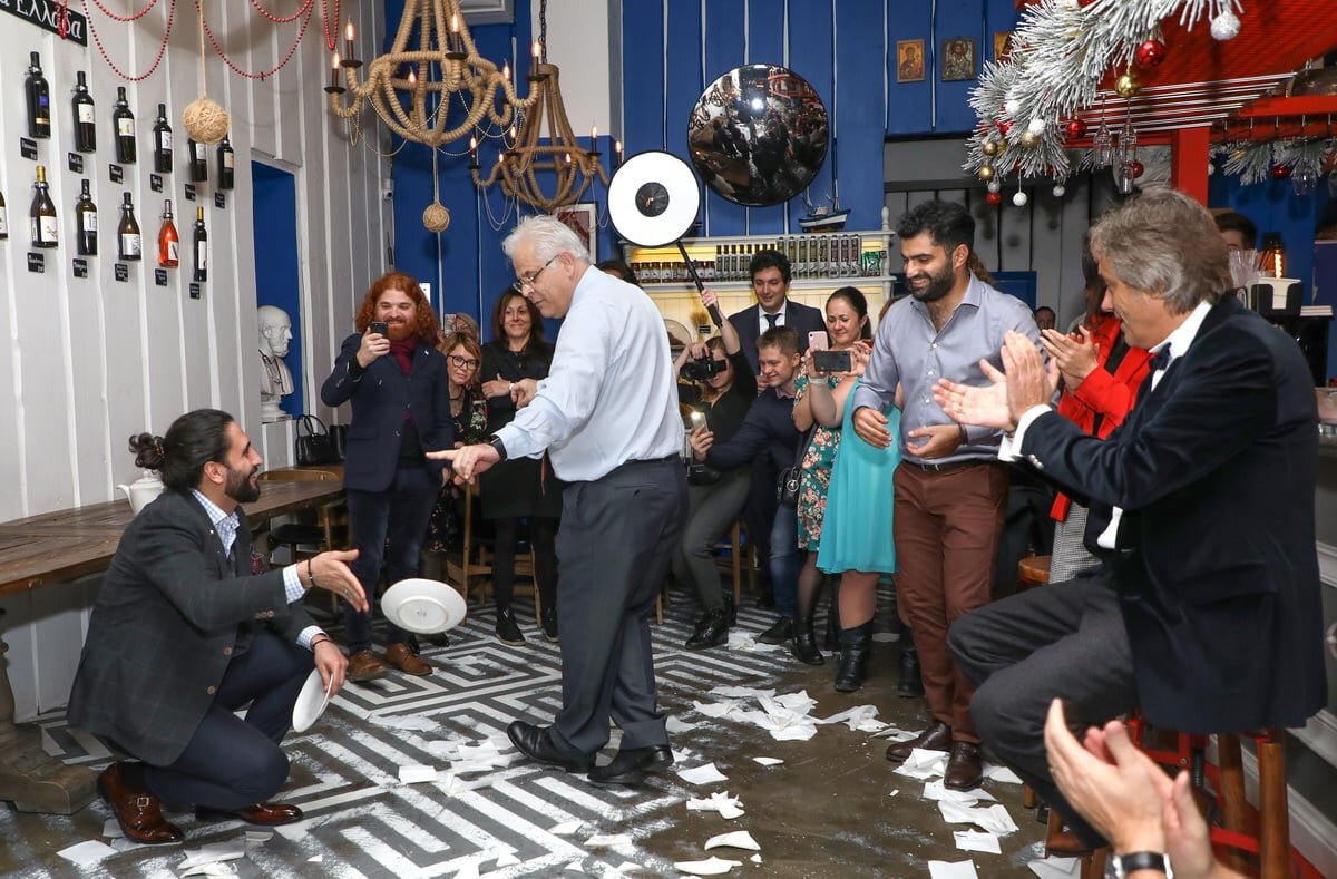 Аттракцион бей посуду. Где бьют тарелки. Где бьют тарелки. Комната стресса. Разбитая посуда.