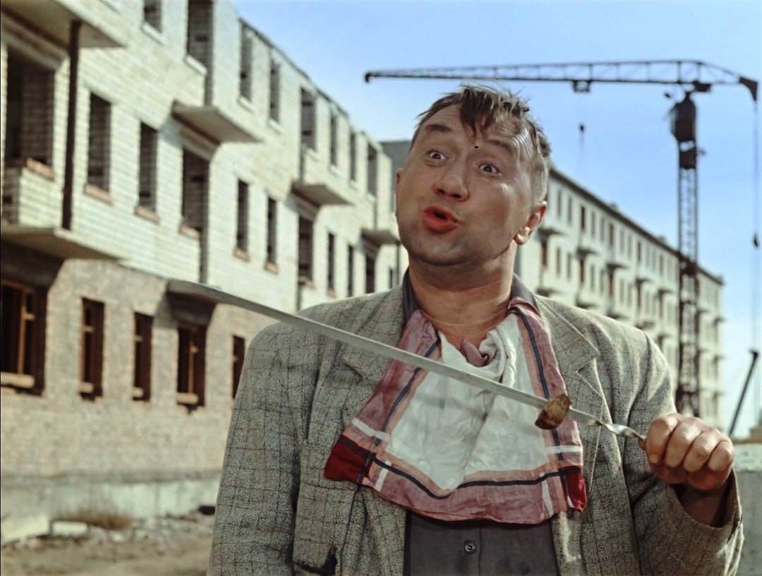 Как-то мы пошли в кино на фильм "Солдаты неудачи" - комедию с Беном Стиллером. Заняли свои свои места в кинозале сидим, смотрим. Всё как обычно - закончилась реклама, начался фильм. Идет фильм, мы смотрим и начинаем понимать, что тут что-то не так - какие-то чуваки на экране грабят банк, убивают людей - не смешно ни капли, а настроились-то на комедию. Минуте на 15-й фильма мы понимаем, что это БЭТМЭН идет!!! Проверяем билеты, может зал перепутали? нет, всё правильно. Вокруг народ начинает делать тоже самое и потихоньку весь зал разбирается в ситуации: "Фильм поставили не тот". Стали все свистеть и топать ногами как в старые добрые времена: "Выключите эту х-ню!", "Эй начальник!", "Верните мои деньги!" - народ соскучился по открытому самовыражению и отрывался по-полной. Надо сказать, что в современных кинотеатрах не как раньше оператор за стенкой сидит, а везде автоматика, следовательно негодование зала никто не слышит и Бэтмен продолжается. Вакханалию прервал парень сидевший сзади нас и первый догадавшийся сходить и сказать персоналу кинотеатра что фильм не тот. Экран погас - видимо нужно время на замену пленки. В эту минуту происходит следующее: в зал со стороны экрана не торопясь заходит парочка с попкорном и пивом, не торопясь потому что опоздала в хлам (на 30 минут) и уже никуда не торопится. Они видят, что экран пустой и в недоумении перед ним останавливаются. Тут на весь зал раздается крик какого-то мужика: - НУ НАКОНЕЦ-ТО! ! БЛЯ! - БЕЗ ВАС НЕ НАЧИНАЛИ!!! И тут же включается фильм под оглушительный ржач ста человек. Парочка с охуевшими лицами прошла на свои места. Думаю теперь они никогда на фильмы не опаздывают ))) anekdotsuper.ru