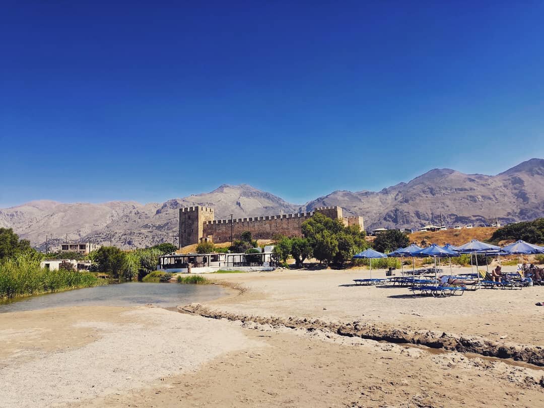 На Крите очень много интересного:старинные крепости,фантастически красивые пляжи,ущелья,сохранившаяся архитектура древних цивилизаций.