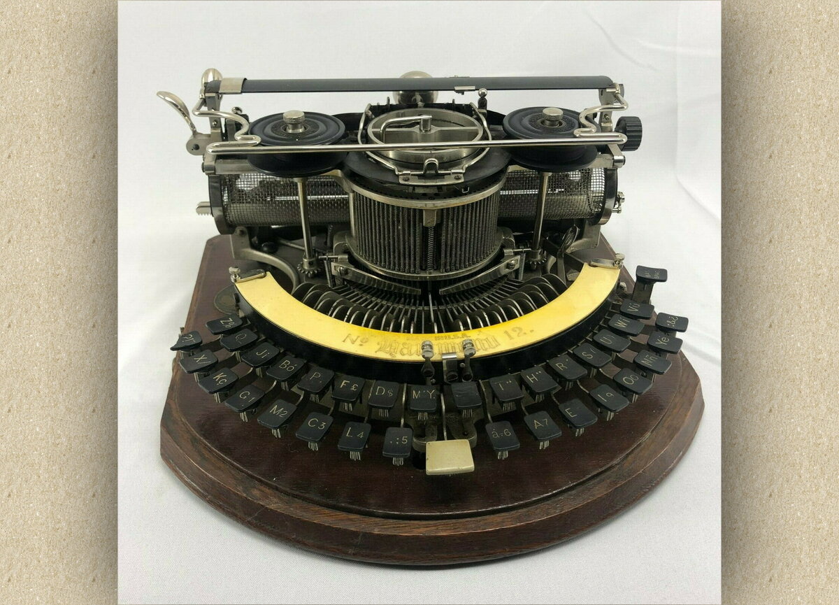 Антикварная печатная машинка.