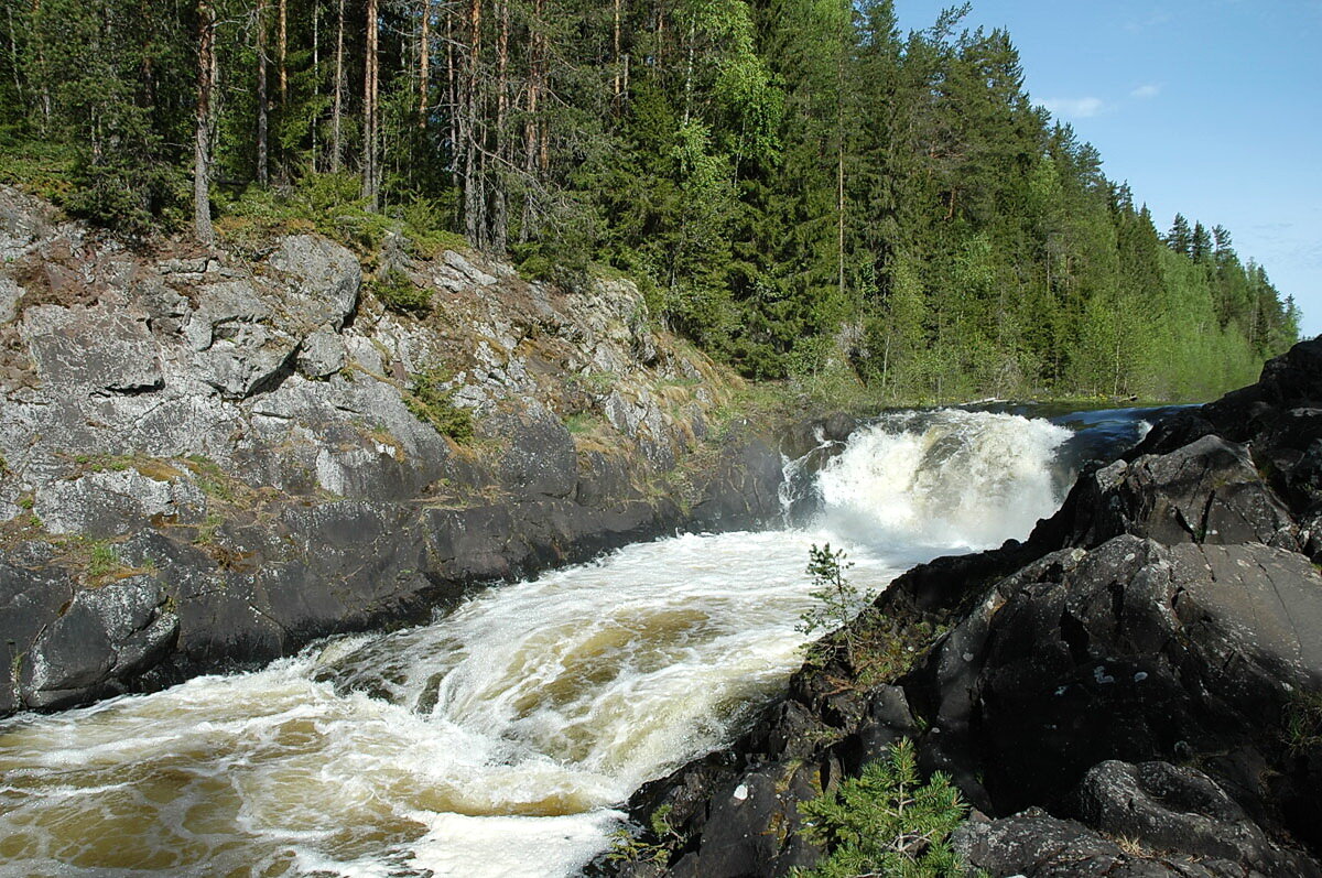 Островами и водопадом кивач