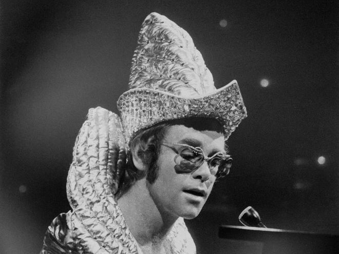 Элтон - Рокетмен на выступлении.