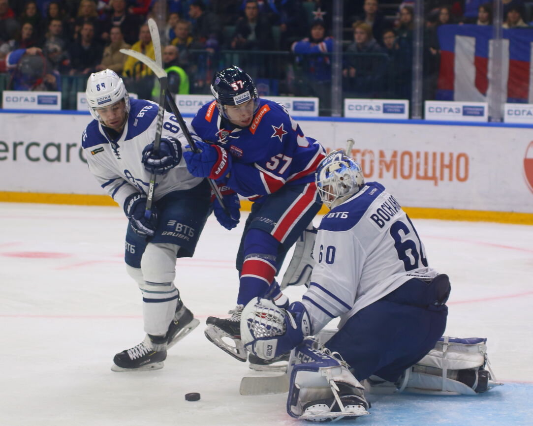 Петербургский СКА обыграл московское "Динамо" со счетом 2:1