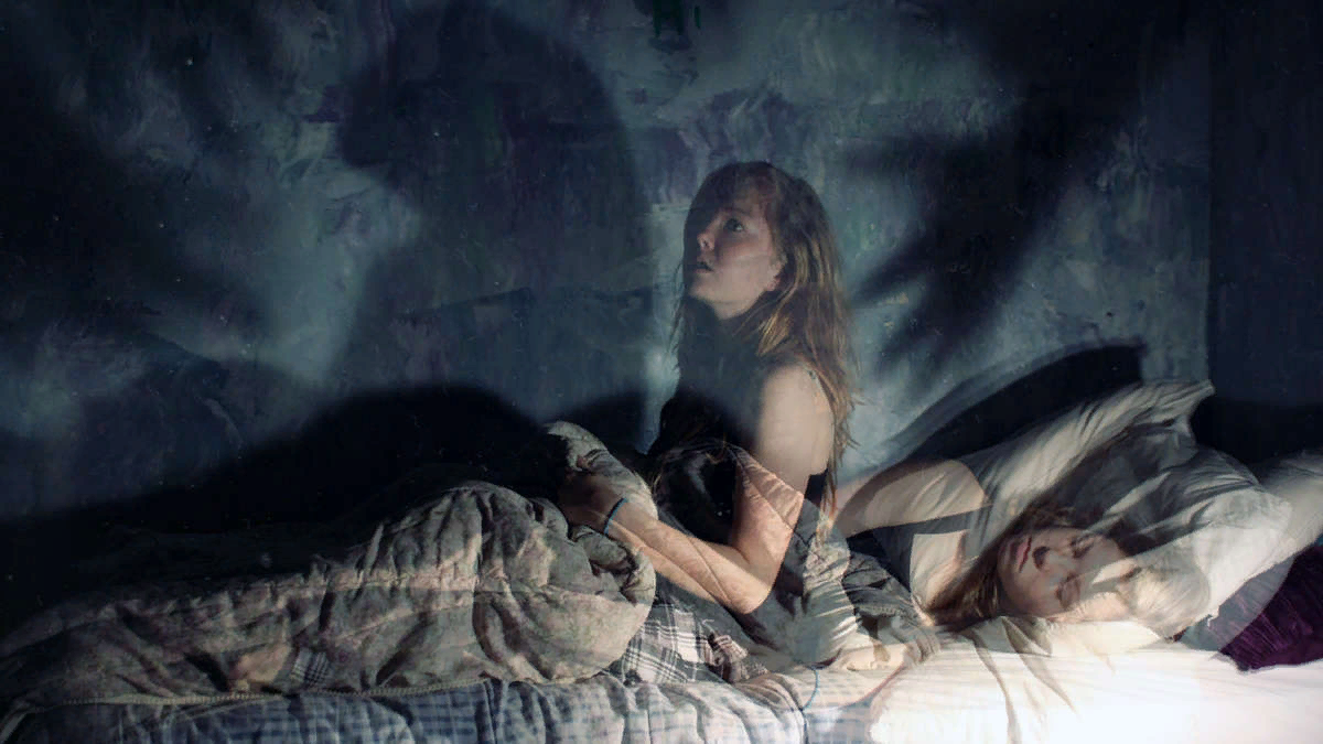 влюбленные ночью на улице. и шаг на ощупь в темноте. даже тень покидает тебя в темноте. человек ночью в комнате. грусть парень ночь.