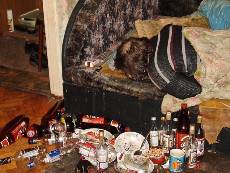 Кругом лежат бутылки и окурки,
Гниют остатки пищи на полу.
Повсюду горы битой штукатурки,
На кухне плесень на стене в углу.

Не мытая побитая посуда,
И мусор что разбросанный везде.
Нестиранных вещей большая груда,
Нет места в доме чистого нигде.

Картину дополняют тараканы,
Которые живут уж здесь давно.
Облюбовав гранёные стаканы,
Спускаются попить воды на дно.

У стенки на диване спит мужчина,
Храпит, забыв одеть свои трусы.
Под ним недавно охала дивчина,
Разглядывая чёрные усы.

Вся в сперме на диване в грязном зале,
Она лежит, раздета  догола.
А справа на прожжённом покрывале,
Трехлетняя дочь плакать начала.

Лицо в грязи не мытое, похоже,
Не ела целый день совсем она.
Эх, дать бы этой «мамочке» по роже,
Что кроха очень сильно голодна.

Проснувшись та, схватив рукою дочку,
Взялась кричать, паршивая овца.
Усни, не то получишь, сука в почку,
И превратишься тут же в мертвеца.

Но мама я хочу ведь кушать сильно,
Живот уже мой пучит от воды.
Не усыпляй меня, прошу насильно,
Мне не заснуть пока не съем еды.

Ты знаешь, отвечает ей девица,
Что на еду нет денег у меня.
На кухне есть холодная водица,
Попей и живота пройдёт резня.

Раз нет еды, зачем просила водки?
Пускай поесть бы, принесли друзья.
А не засохший жёлтый хвост селедки,
Который даже откусить нельзя.

«Мать» тут же разозлившись дочку, пнула, 
Ты не указ мне мелкая сопля.
А ну, поганка сраная уснула,
Пока ещё жива в натуре бля.

Я пью, пила и буду пить понятно,
Никто бухать не помешает мне.
Надеюсь, речь свою сказала внятно,
Всё спи, побыть желаю в тишине.

Но дочь речей не убавляла звуки,
Орала только громко, есть хочу!
И в стороны растягивая руки,
Ударила мужчину по плечу.

А тот, проснувшись резко от испуга,
Ответил кулаком ей по груди.
А в след промолвил, в том твоя заслуга,
Засни скорей и больше не буди.

Со рта ребенка кровь пошла тихонько,
И захлебнулась ею же она.
Упала на диван, дитя легонько,
Лишив обоих тут же сразу сна.

Прошло полгода «маму» посадили,
А заодно мужчину на суде.
Решёткой на всю жизнь огородили,
Чтоб знали цену те простой еде.

P.S
История придумана, но всё же,
Таких «мамаш» на всей земле полно.
Которым пьяный сон, чем дочь дороже,
И что она голодная давно.