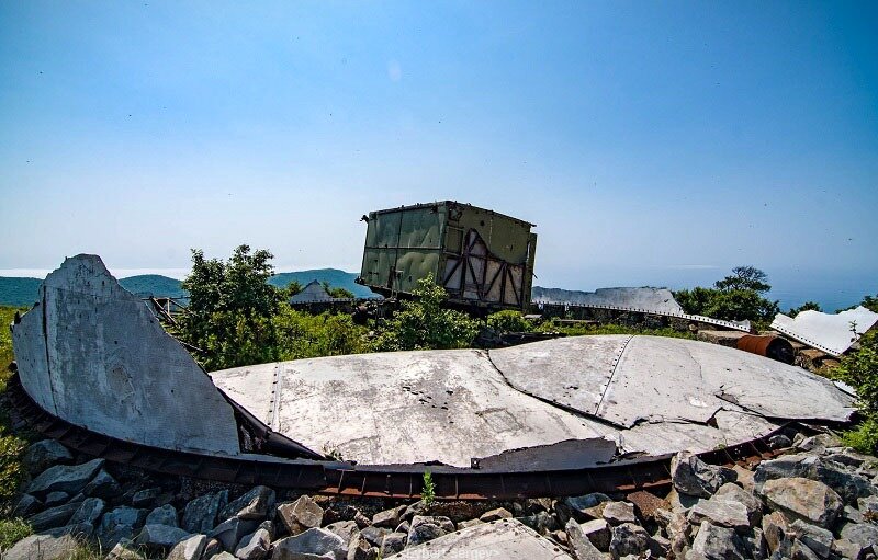 Позиция РЛС ПВО на самой высокой точке заброшенного острова Аскольд