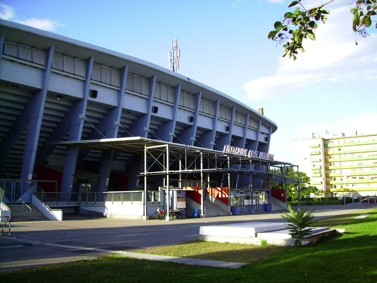 Источник фото: https://upload.wikimedia.org/wikipedia/commons/f/f4/Eisstadion_Graz-Liebenau_Front2.JPG