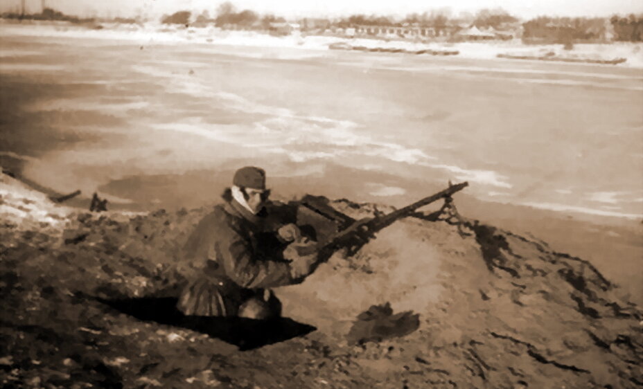 Немецкий пулемётчик на берегу Волги в районе Калинина. При не самом лучшем качестве фото по выражению лица солдата можно заметить, что поход в Россию он считает затянувшимся.