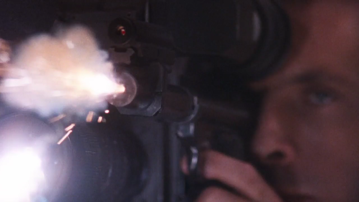 Кстати, в фильме звучит громкий выстрел из пистолета, однако мы видим, что пистолет с глушителем.