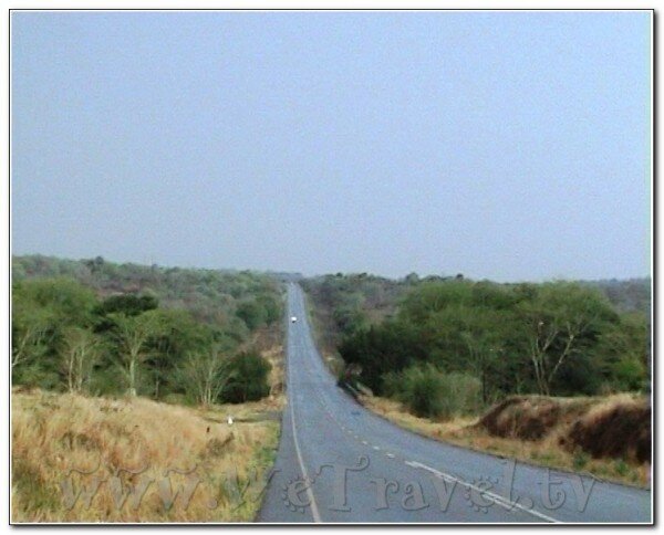 Мы думали об этом, когда собирались в поездку по сумасшедшему маршруту Йо-бург – Виктория Фоллс (Зимбабве) – Йо-бург (авиа) – и далее самостоятельно река Крокодайл – Тофо (Мозамбик) – Крюгер-парк – Йо-бург. Думали над тем, включить ли в него Ботсвану. И все-таки решились.Туда мы выдвинулись из Зимбабве на такси (140 $ в два конца). От Виктория Фоллс до Ботсваны 80 км. пути. За 15 км. до границы есть Национальный парк Чобе. Когда мы домчались туда на раздолбаной Тойоте и решили остановиться в бунгало, нам пришлось нелегко. Но домик все же забронировали. Оказалось в последствии, что малюсенький домик в Чоба Торо Лодж с двумя кроватями и нормальной сантехникой за 120 $ – это практически бесплатно.