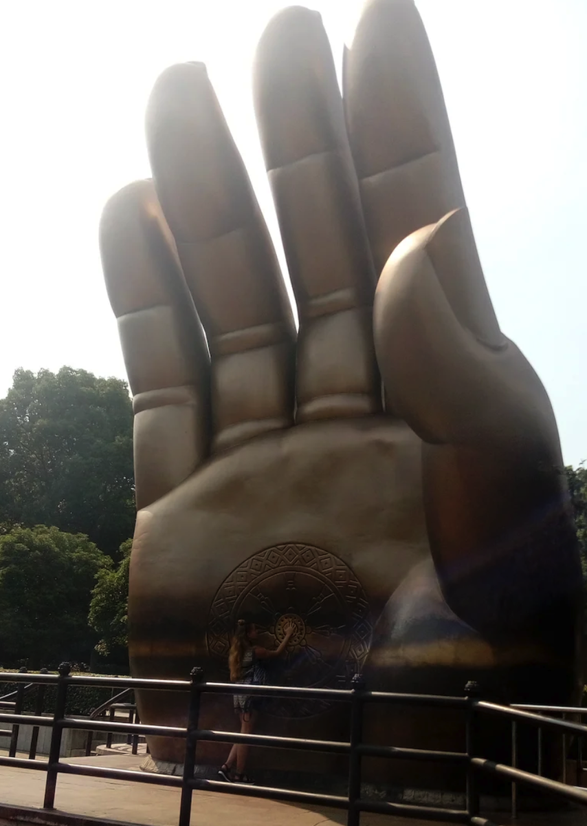 Огромная рука Будды, расположенная возле статуи.