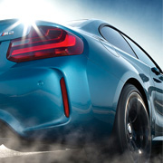 Придает сияющий блеск кузову автомобиля в течение долгого времени