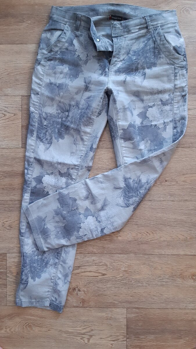 Классные такие штанишки😉они на ощупь шелковистые...🤤