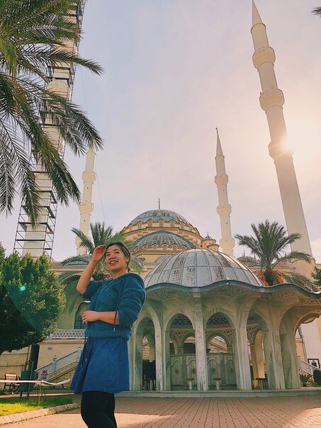 НАШ ПУТЬ В КАППАДОКИЮ (ЧАСТЬ 1)
⠀
После Аланьи решили поехать в Каппадокию - чудесное и сказочное место, где круглый год по всему небу летают воздушные шары. Наверное, Вы ни раз слышали о нем, почти весь инстаграм кишит фотками с одного из самых красивых мест на планете. Турки молодцы, природа одарила их невероятно фантастичным рельефом, который сам по себе привлекает туристов, а они придумали дополнить местечко фишкой, полетами на воздушных шарах, чтобы рассмотреть всю захватывающую красоту сверху, так и получился круглогодичный Фестиваль воздушных шаров.

Недавно наша знакомая тоже была там, выкладывала сторис, и мы просто слюнями обливались, до чего же было прекрасно!

Начали с Колей рассуждать, а были ли мы когда-нибудь в захватывающих местах, о которых знает весь мир: ну типа Эвереста, Эльбруса, Байкала, Язык Тролля, Фудзи, Памуккале, Гранд Каньона и так далее. И поняли, что нигде не были, получается мы путешествуем только по городам, а такие места в основном находятся где-то далеко от цивилизации.

Подумали, что однозначно надо ехать в Каппадокию, тем более раз находимся в Турции, как раз недалёко. Рано утром собрали вещи и сначала мы отправились на автобусный вокзал в Аланье (Alanya Otogari), там мы нашли только одну компанию, которая едет в Гереме, тот самый город, где воздушные шары. Стоимость билета 95 лир~1005 рублей, автобус ночью. И раз у нас много времени, стали размышлять, что было бы неплохо тогда съездить в соседний город, посмотреть что там есть интересного.

Ближайшими оказались - Сиде и Манавгат. Спросили сколько стоят билеты, ответили, что до Манавгата 20 лир~212 рублей, до Сиде вообще нет автобусов. Но мы читали в интернете, что есть дешевле. Пошли на другой вокзал Dolmus Station, долмуши - маршрутки, у них отдельный вокзал в Аланье. По дороге увидели маршрутку с табличкой Сиде, остановили и сели в неё, она стоит 14 лир~149 рублей.

В итоге, почему-то маршрутка все равно нас привела до Манавгата и высадила, сказав, что это конечная. Погуляли по городу и поняли, что делать тут нечего и смотреть здесь не на что, кроме водопада, который довольно далеко находится, причём он платный и одна большая мечеть.

#путешествие #путешествия #путешествуем