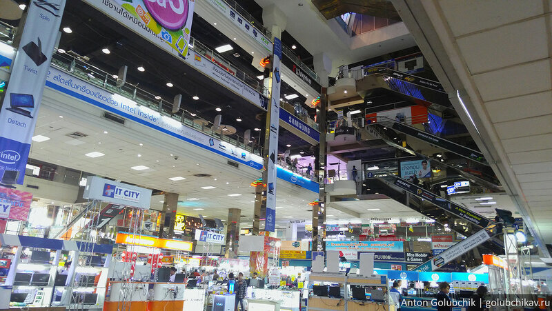 Пантип Плаза – это своего рода рынок, на котором представлено множество магазинчиков и даже полулегальных представительств известных брендов. Здесь можно купить новую электронику, компьютеры и комплектующие. Без преувеличения – здесь есть все, в основном – по оптовым ценам. Например, гигантский выбор зарядок к ноутбукам LENOVO и фотоаппаратам Fujifilm. Хотя зарядку к фотику «» я тк и не нашел. Блядство Fujifilm в отношении совместимости, а точнее не совместимости, давно перешло все границы. Хотя до Apple им еще далековато.
