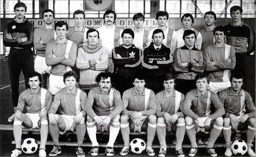 Юрий Сёмин третий справа во втором ряду