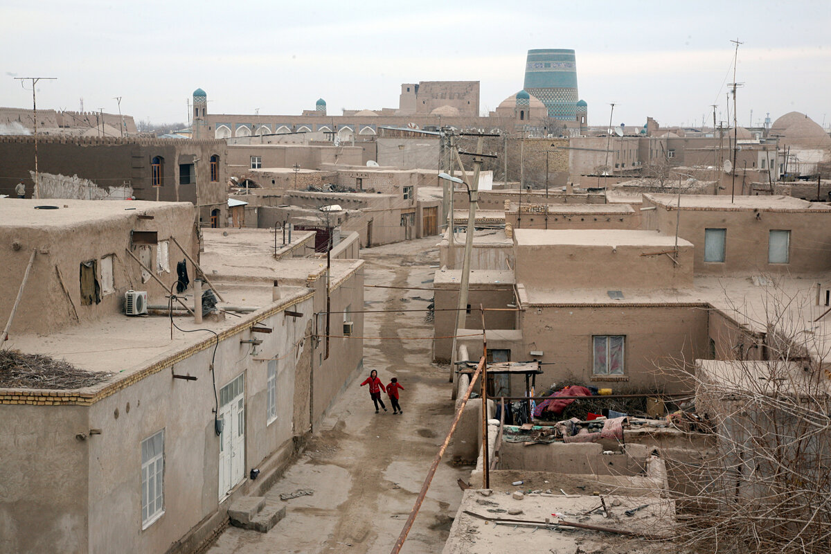 В некоторых улочках Хивы ощущение, что жизнь застыла где-то далеко в прошлом. Это город, где прямо посреди великой истории течёт обычная жизнь.