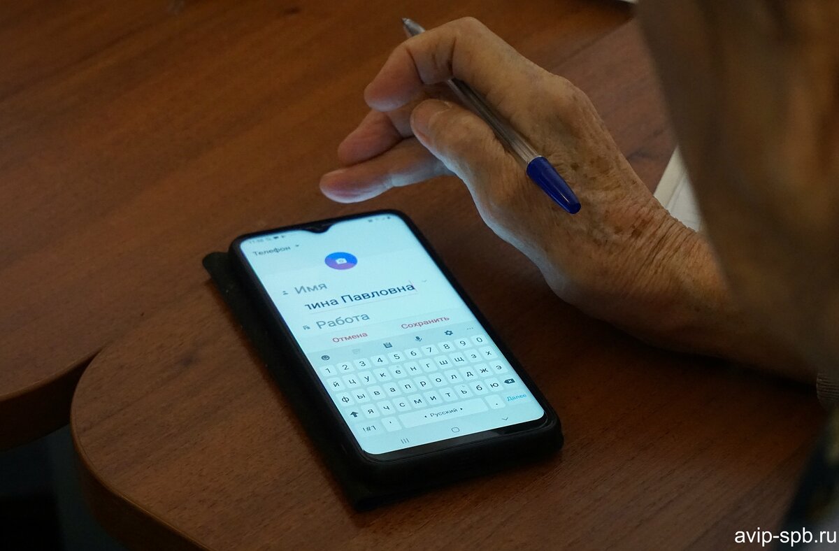 Как пенсионеров учат пользоваться смартфоном и соцсетями | Оказия | Дзен