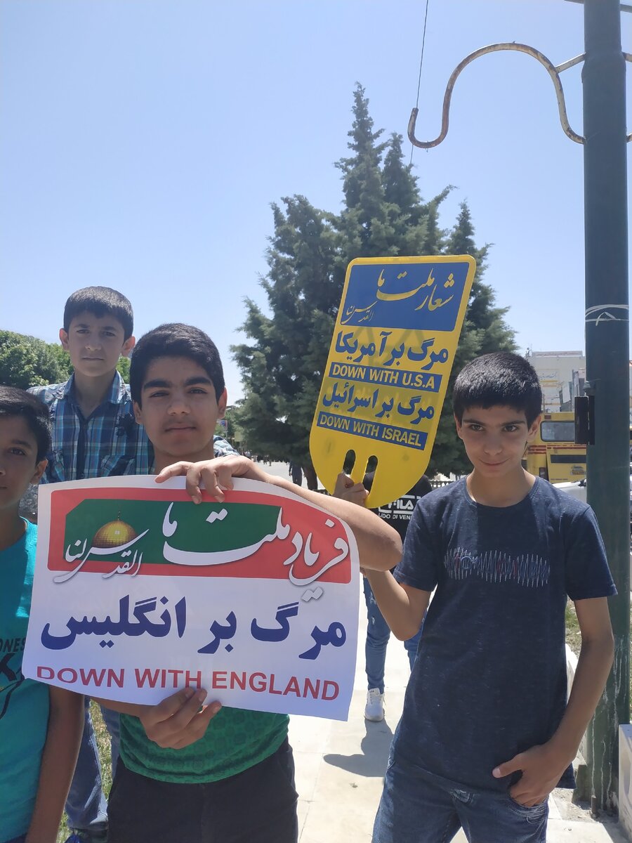 Ребята скучали на митинге, пока не увидели меня.