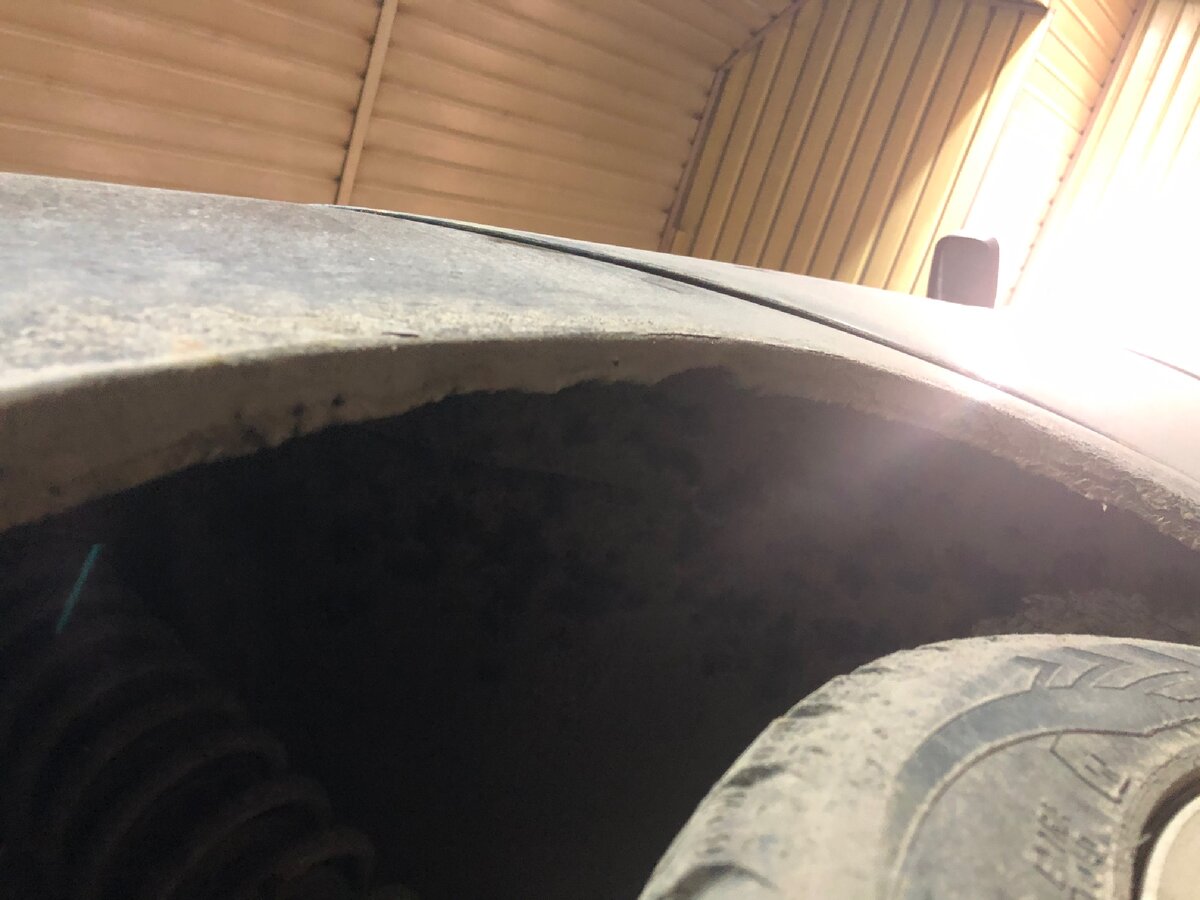 Заглянем под арку заднего правого крыла... моль уже начала ее поедать...