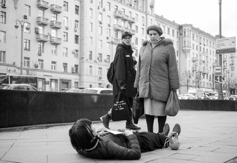 Художник-акционист и прохожие.
