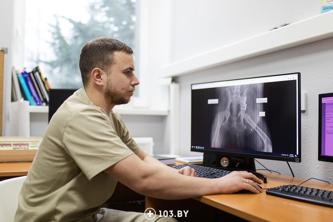 Дисплазия — это комплекс наследуемых признаков сустава (тазобедренного и/или локтевого), определяющих его разрушение в дальнейшей жизни (развитие артрита и артроза). Если животное стало хромать, разрушение сустава уже началось. Задача — определить предпосылки развивающейся патологии и признаки дисплазии, чтобы спасти суставы или постараться остановить их дальнейшее разрушение, если привели уже хромающего питомца. Это однонаправленная патология: всегда только прогрессия.