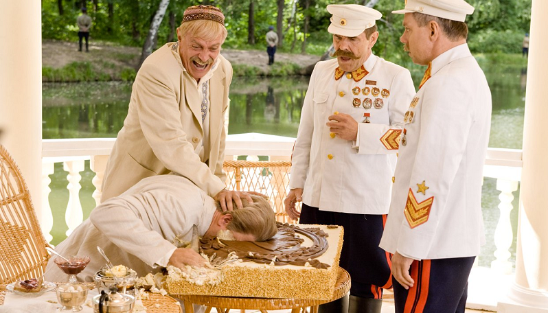 Сталина лицом в торт. Кадр из фильма Михалкова