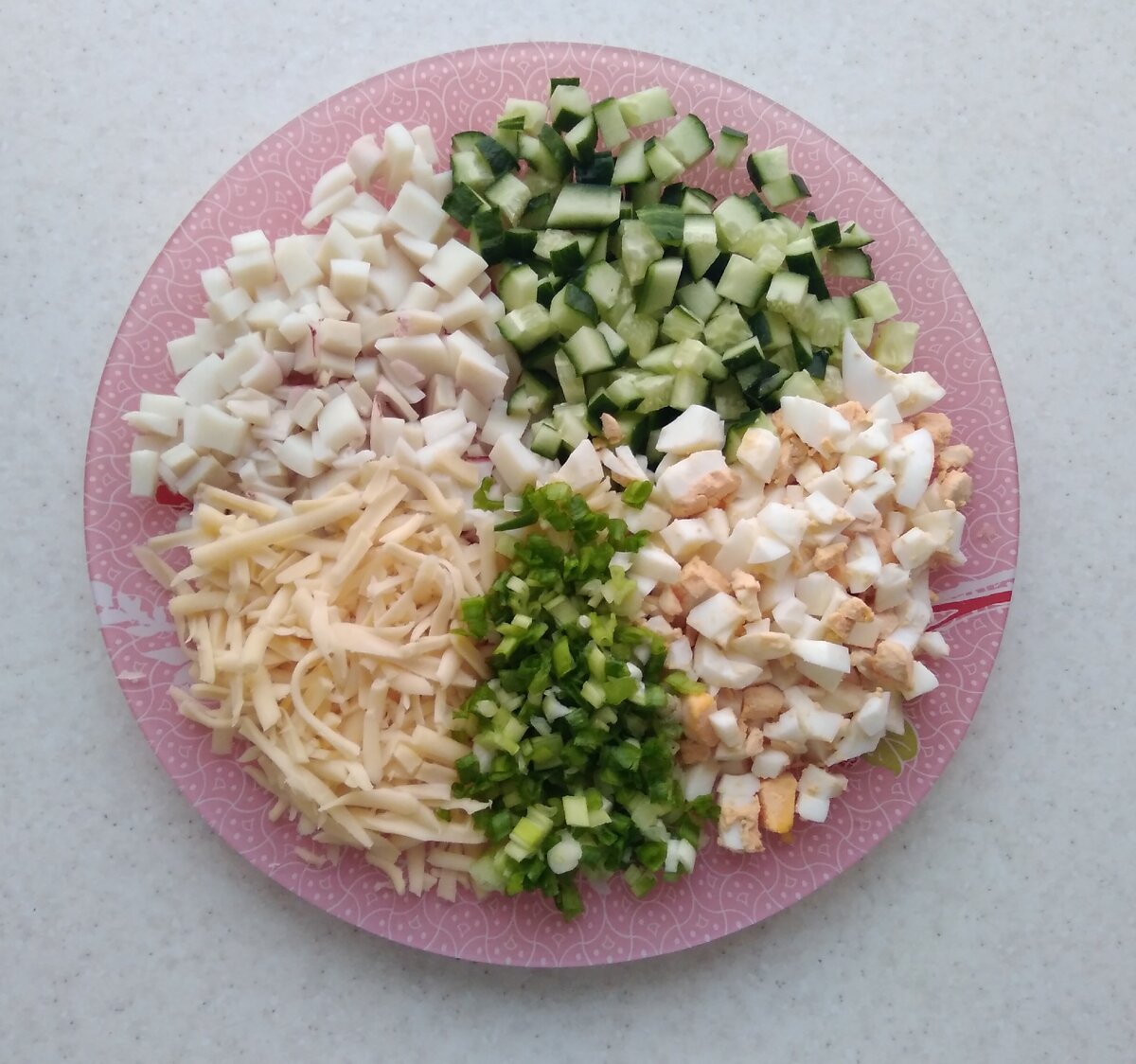 Свежий салат с вкусным и нежным кальмаром.