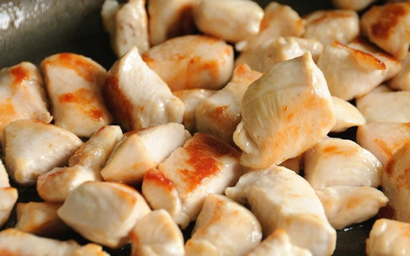 Собаки всегда в восторге от куриных грудок. Фото: namenu.ru